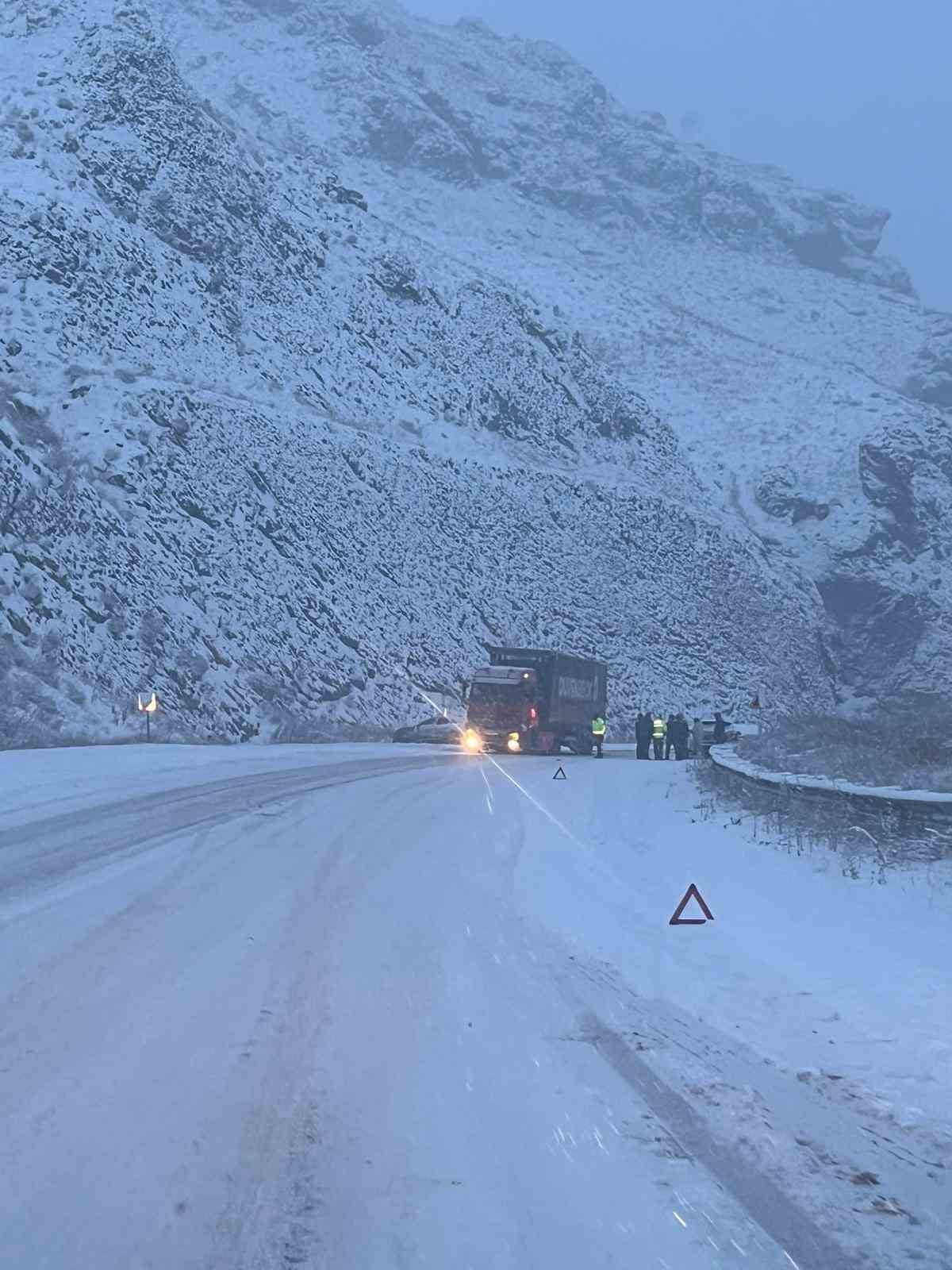 ERZURUM’DA YOĞUN KAR YAĞIŞI NEDENİYLE ERZURUM-ERZİNCAN KARAYOLUNDA ULAŞIM GÜÇLÜKLE...