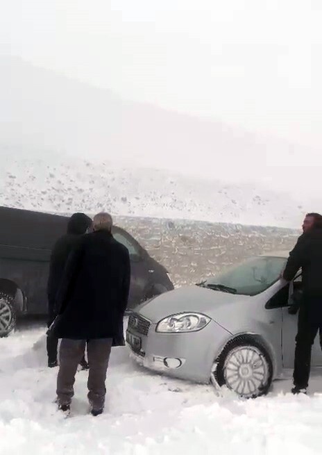 ERZURUM’DA YÜKSEK KESİMLERDE ETKİLİ OLAN KAR YAĞIŞI HAYITI OLUMSUZ OLARAK ETKİLİYOR.