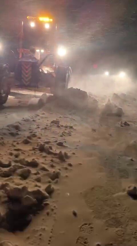 ERZURUM  TEKMAN KARAYOLUNDA KAR VE TİPİ NEDENİYLE MAHSUR KALAN ARAÇLAR MACERA OFF ROAD VE...