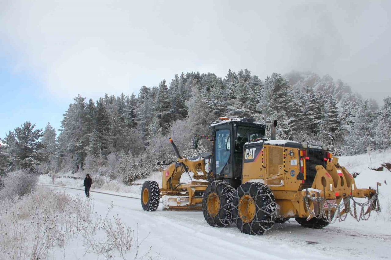 ERZURUM’UN OLTU İLÇESİNDE DÜN ETKİLİ OLAN YOĞUN KAR YAĞIŞI NEDENİYLE 35 MAHALLE YOLU ULAŞIMA...