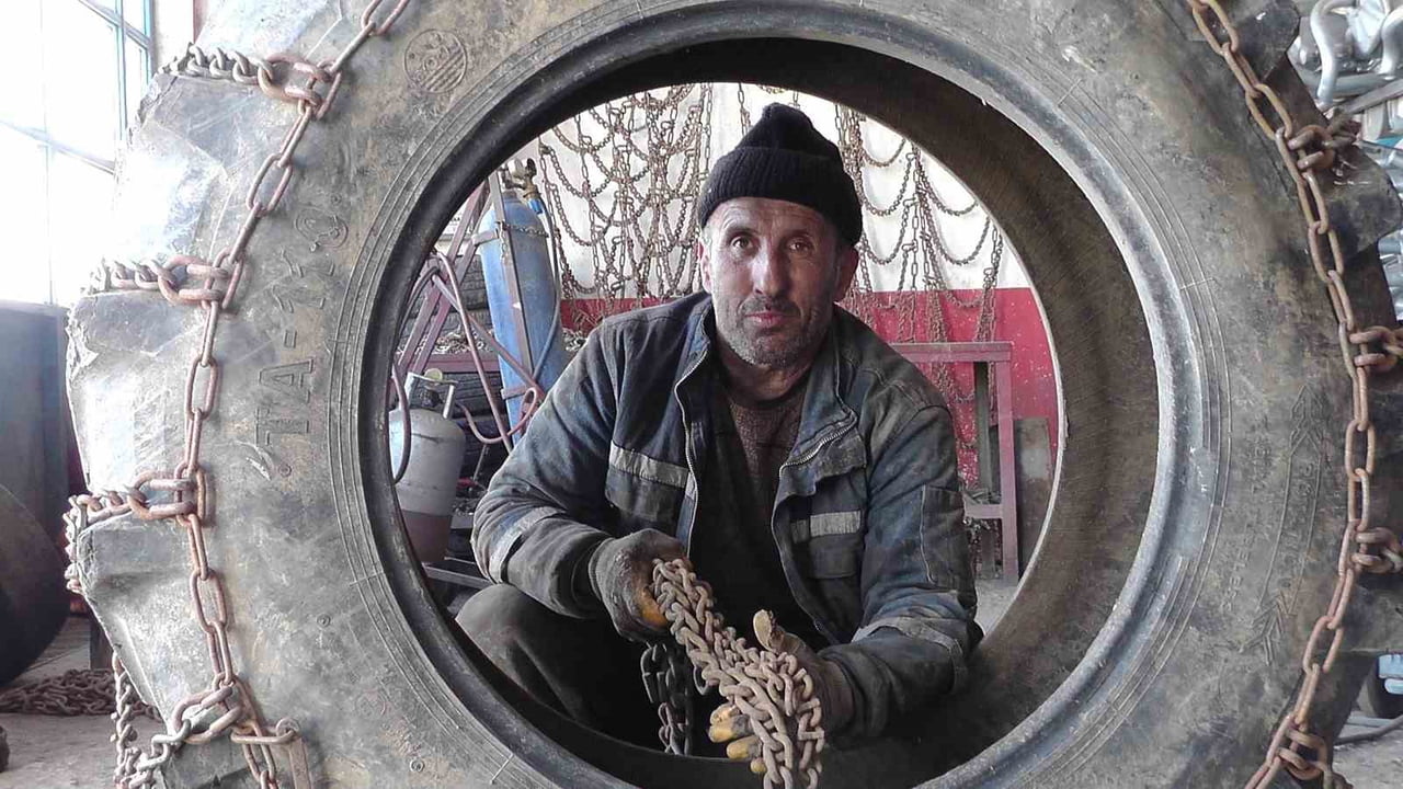 ERZURUM’UN OLTU İLÇESİNDE EGZOZ USTASI SALİH ÇELİK, ATIL DURUMDAKİ ARAÇ ZİNCİRLERİNİ TAMİR EDEREK...