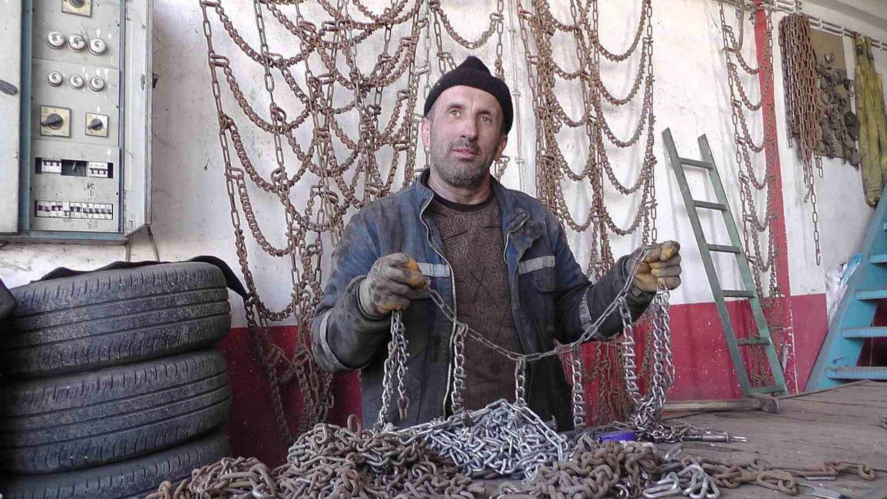 ERZURUM’UN OLTU İLÇESİNDE EGZOZ USTASI SALİH ÇELİK, ATIL DURUMDAKİ ARAÇ ZİNCİRLERİNİ TAMİR EDEREK...