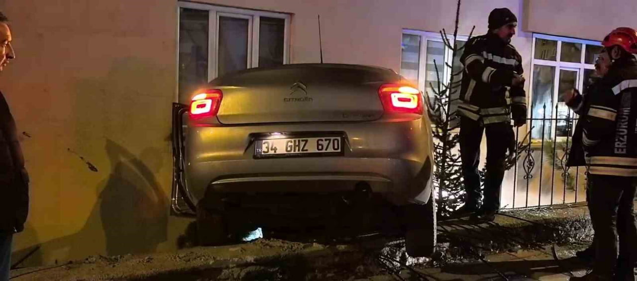 ERZURUM’UN PALANDÖKEN İLÇESİNDE MEYDANA GELEN TRAFİK KAZASINDA OTOMOBİL BİNA İLE DUVAR ARASINDA...
