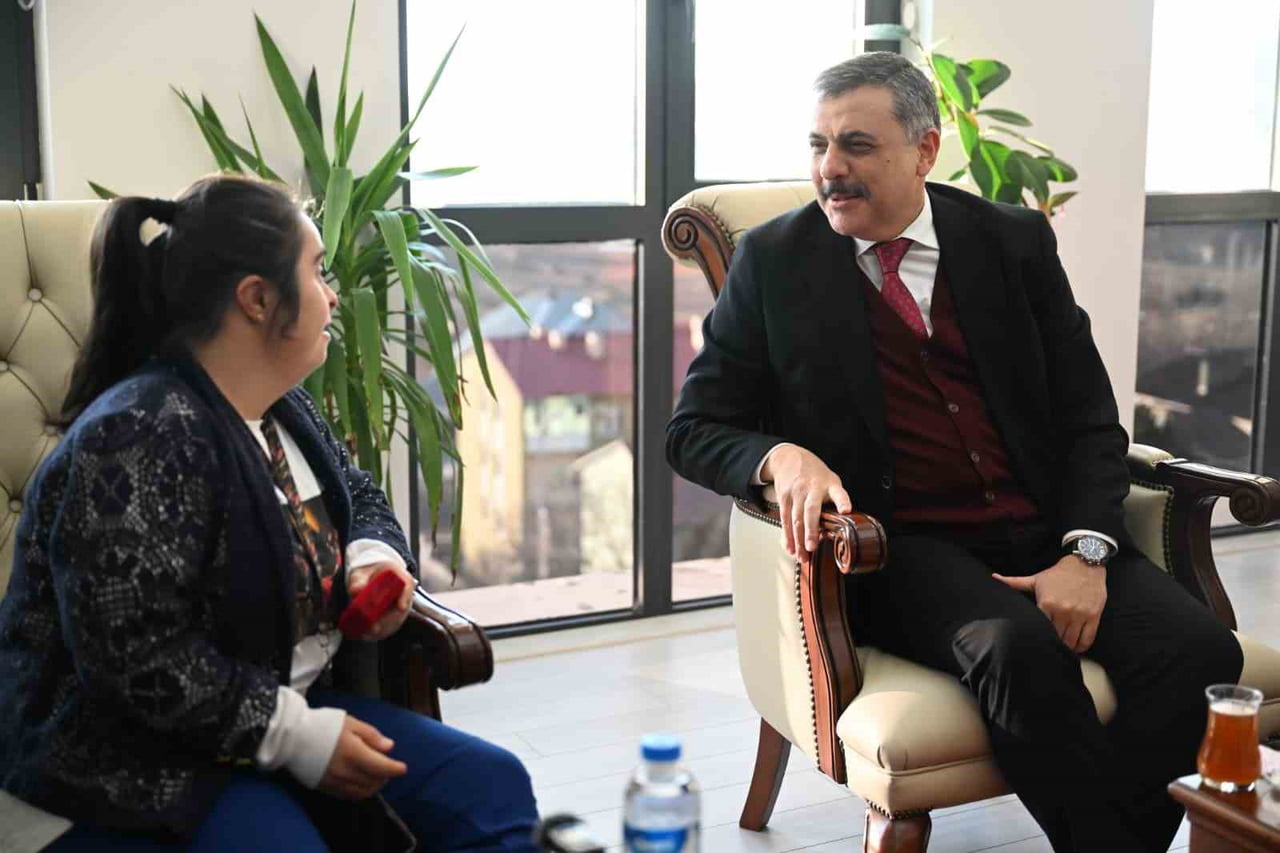 ERZURUM VALİSİ MUSTAFA ÇİFTÇİ, DOWN SENDROMLU KISMET PALA'YI ZİYARET EDEREK SAMİMİ VE NEŞELİ BİR...