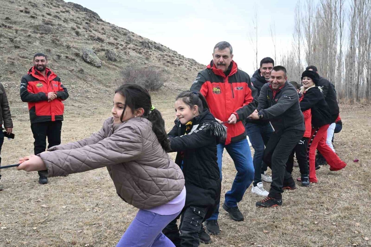 ERZURUM VALİSİ MUSTAFA ÇİFTÇİ VE ERZURUM MACERA OFFROAD DOĞA SPORLARI KULÜBÜ ÜYELERİ, ENGELLİ...