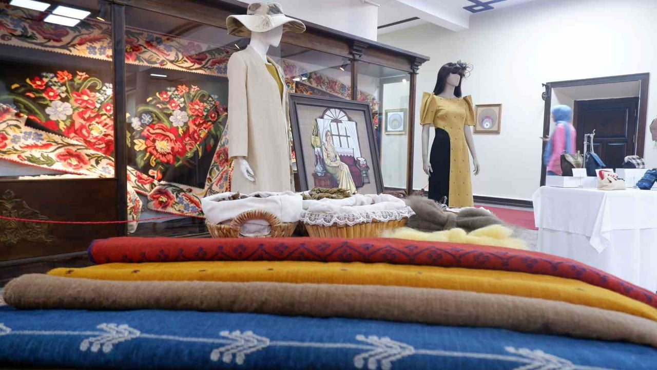 ERZURUM VE ÇEVRESİNDE KADINLARIN ÖRTÜ OLARAK KULLANDIĞI EHRAM, BÜYÜK ÖLÇÜDE TERKEDİLMESİNE RAĞMEN...