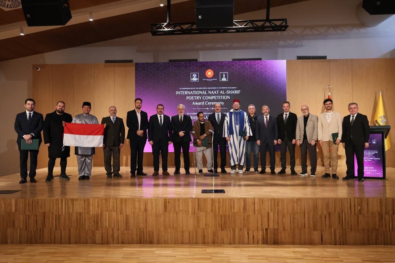 ERZURUMLU ŞAİR-YAZAR YAŞAR BAYAR, ULUSLARARASI NAAT-I ŞERİF YARIŞMASINDA ÖDÜL ALARAK HEMŞERİLERİNİ...