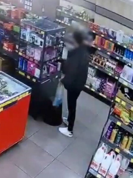 ESENLER'DE BİR ZİNCİR MARKETTE BİR KİŞİ, CEP TELEFONU ÇALDI.