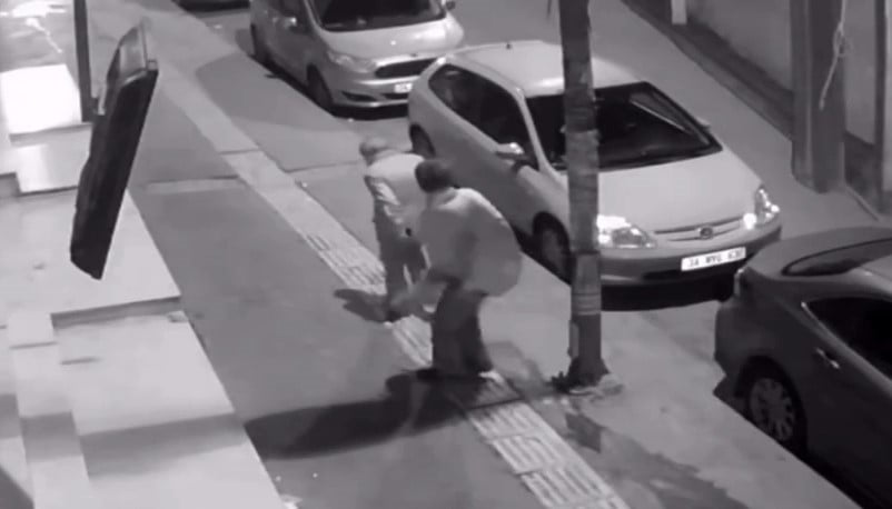 ESENYURT'TA ALKOLLÜ OLDUĞU İDDİA EDİLEN BİR KADIN, SOKAKTA PARA İSTEDİĞİ VE OLUMSUZ CEVAP ALDIĞI...