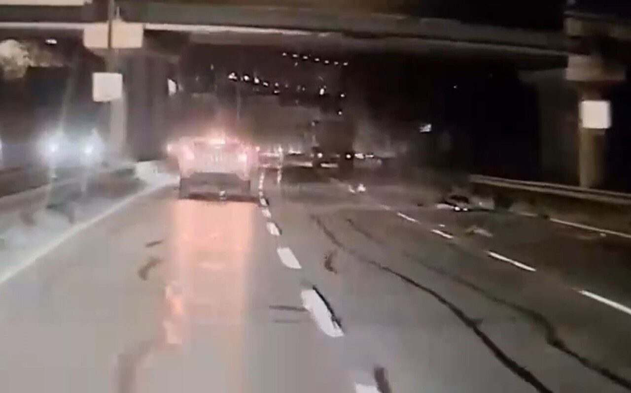 ESENYURT'TA ALKOLLÜ OLDUĞU İDDİA EDİLEN KAMYON SÜRÜCÜSÜNÜN KURYEYE ÇARPMA ANI SANİYE SANİYE ARAÇ...