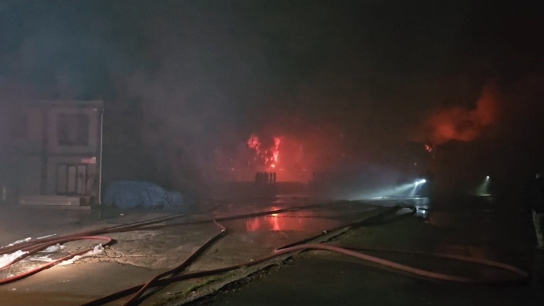 ESENYURT'TA HIRDAVAT DEPOSUNDA BAŞLAYAN YANGIN GENİŞ ALANA SIÇRADI MÜDAHALE SÜRÜYOR