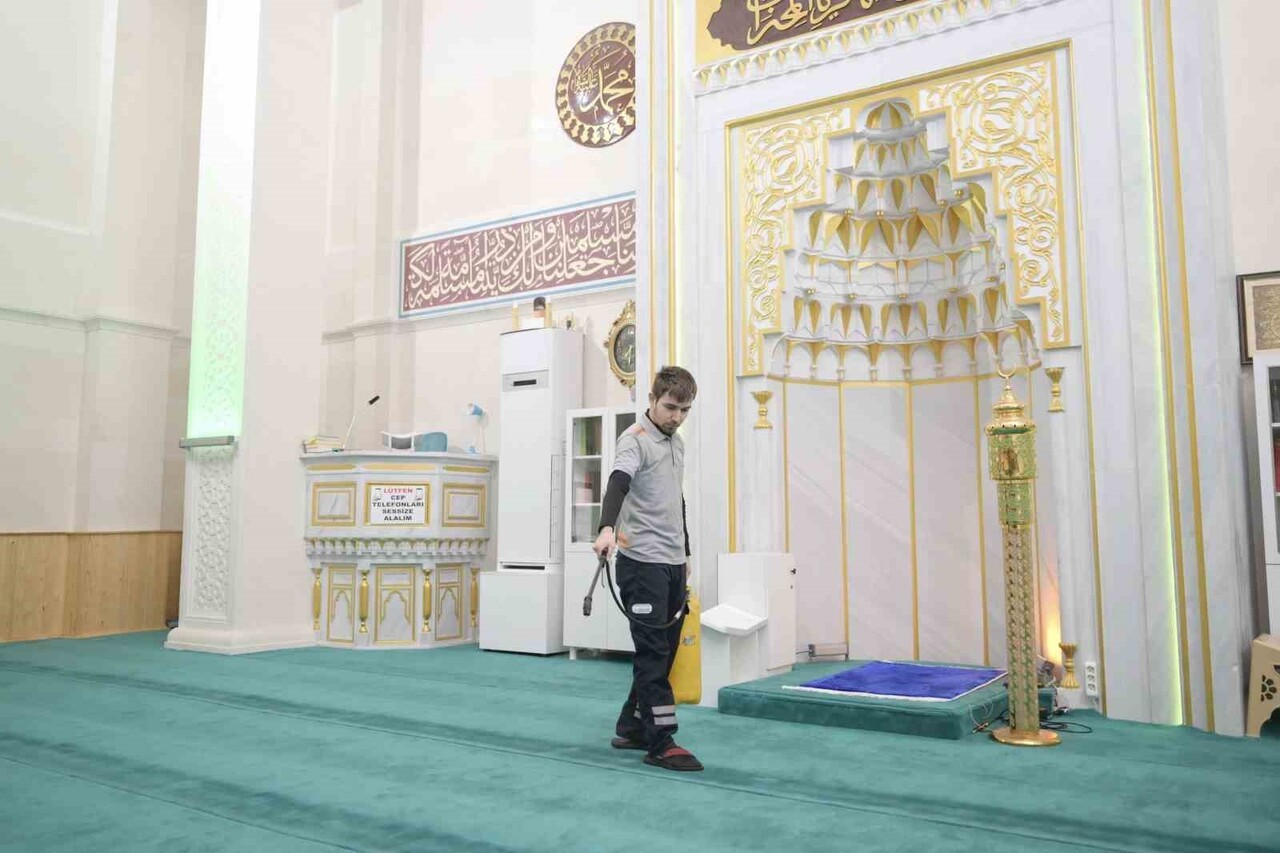 ESENYURT BELEDİYESİ, ‘CAMİ HİJYEN PROJESİ’ KAPSAMINDA İLÇE GENELİNDEKİ TÜM CAMİLERDE TEMİZLİK...