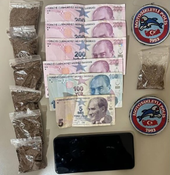 ESENYURT’TA DRON DESTEKLİ YAPILAN DENETİM SIRASINDA UYUŞTURUCU SATIŞI YAPAN ŞAHISLAR SUÇÜSTÜ...