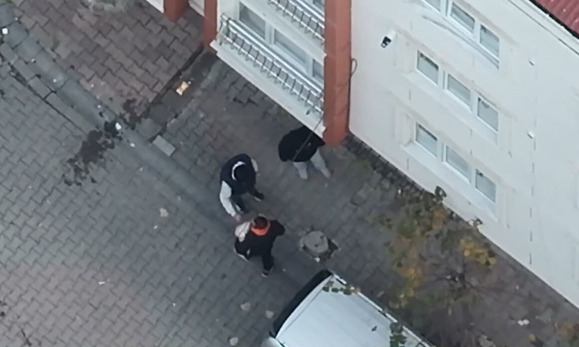 ESENYURT’TA DRON DESTEKLİ YAPILAN DENETİM SIRASINDA UYUŞTURUCU SATIŞI YAPAN ŞAHISLAR SUÇÜSTÜ...