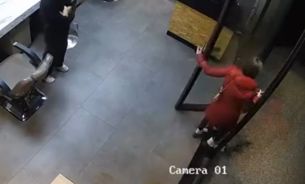 ESENYURT’TA KUAFÖRDE 3 BİN LİRALIK İŞLEM YAPTIRAN VE ARDINDAN ARABADAN KART ALMA BAHANESİYLE...