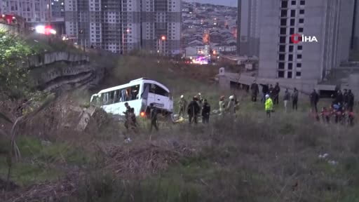 Esenyurt’ta servis minibüsü şarampole yuvarlandı: 2 ölü, 9 yaralı