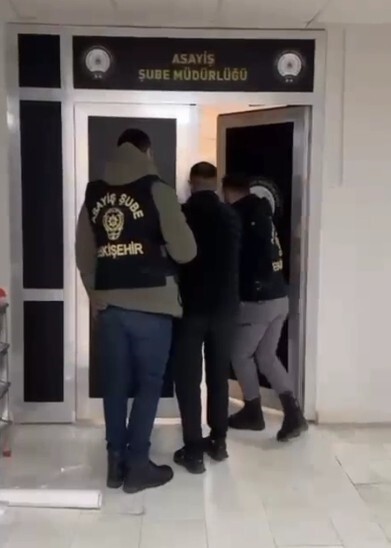 ESKİŞEHİR'DE 19 YIL 6 AY 20 GÜN KESİNLEŞMİŞ HAPİS CEZASI OLAN ŞAHIS, POLİS EKİPLERİNCE YAKALANARAK...