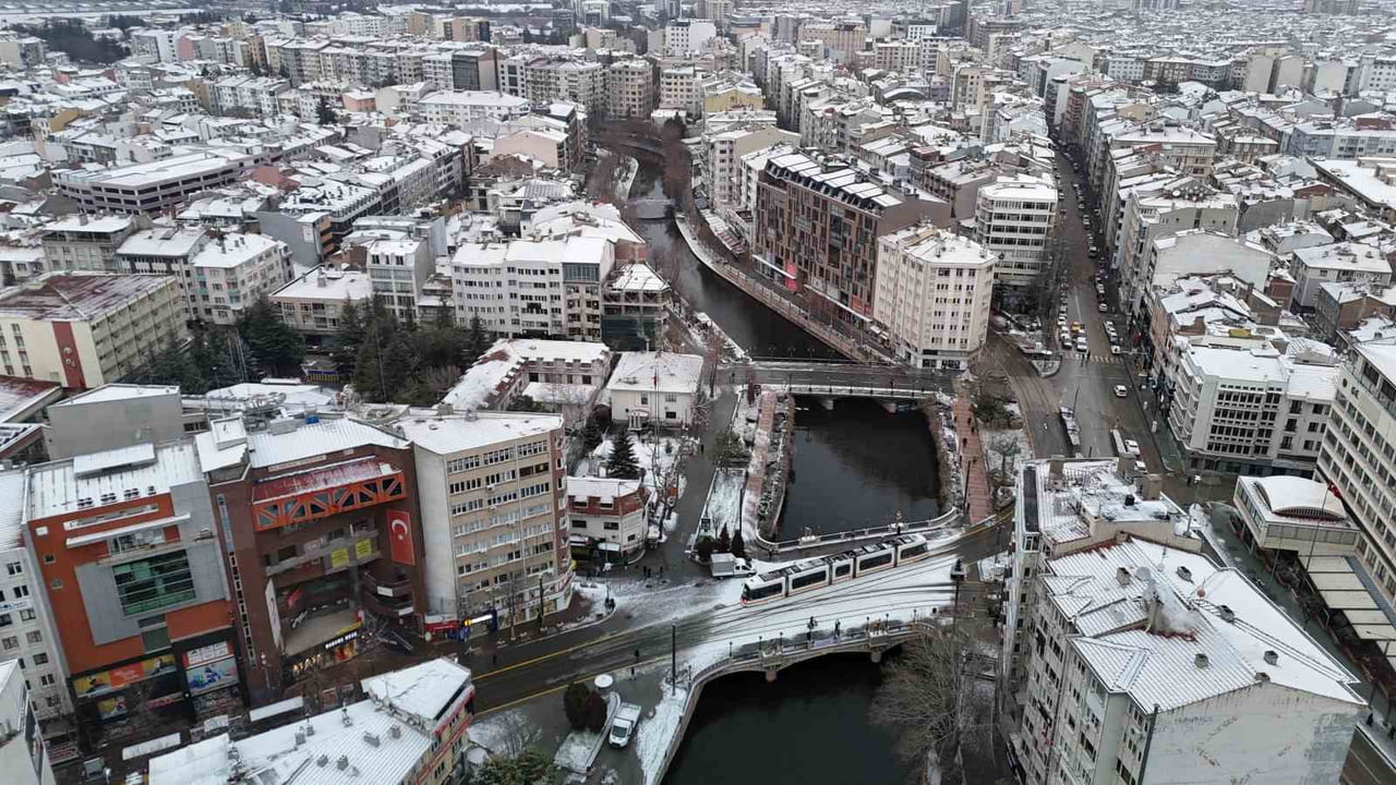 ESKİŞEHİR'DE 2025'İN SON GÜNÜNE VATANDAŞLAR KAR YAĞIŞI İLE UYANDI. ÖZELLİKLE KENTİN YÜKSEK...