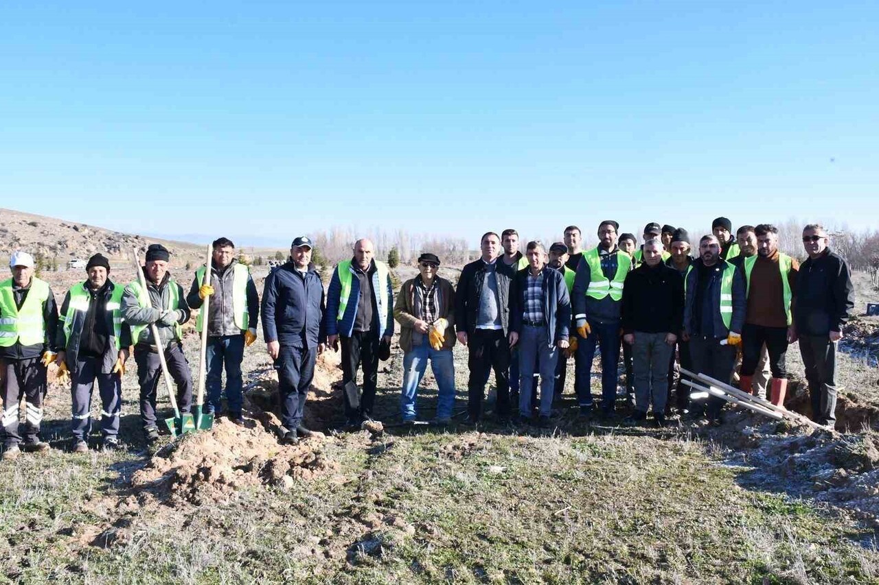 ESKİŞEHİR'DE BEYLİKOVA BELEDİYESİ TARAFINDAN BİN ADET KARAÇAM FİDANI TOPRAKLA...
