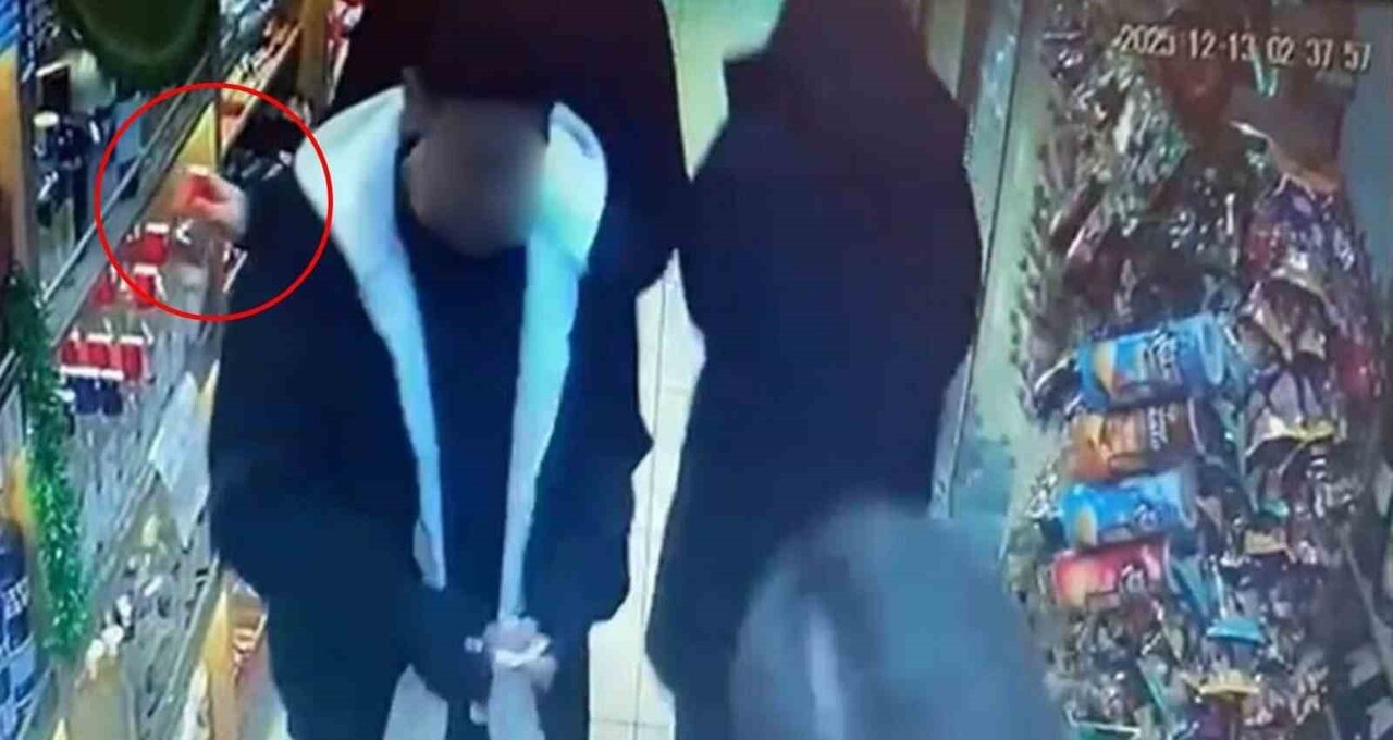 ESKİŞEHİR'DE BİR ŞAHSIN GİRDİĞİ MARKETTE BİN 350 TL DEĞERİNDEKİ ALKOLLÜ İÇECEK ŞİŞESİNİ CEBİNE...