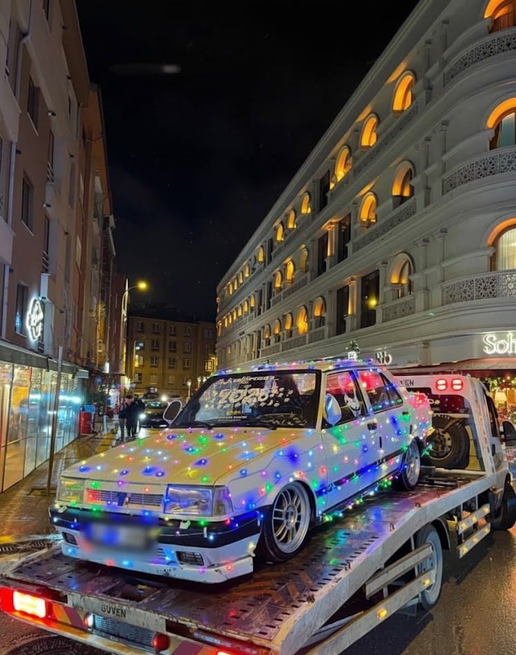 ESKİŞEHİR'DE BİR SÜRÜCÜ, 2025 YILININ SON GÜNÜNDE ARACINI BOYDAN BOYA IŞIKLARLA SÜSLEDİ.