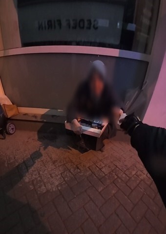 ESKİŞEHİR'DE BİR VATANDAŞ YERDEN BULDUĞU 50 TL'Yİ, "ÇAY İÇ" DİYEREK YOLDA GÖRDÜĞÜ KURYEYE, KURYE...