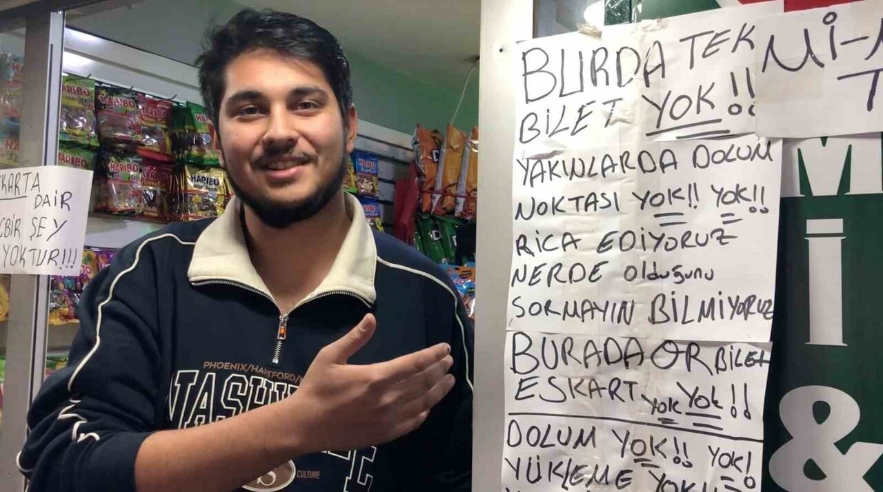 ESKİŞEHİR'DE BULUNAN BİR MARKETİN GİRİŞİNE ASILAN, ESKART NOTLARI ÇEVREDEN GEÇEN VATANDAŞLARIN...