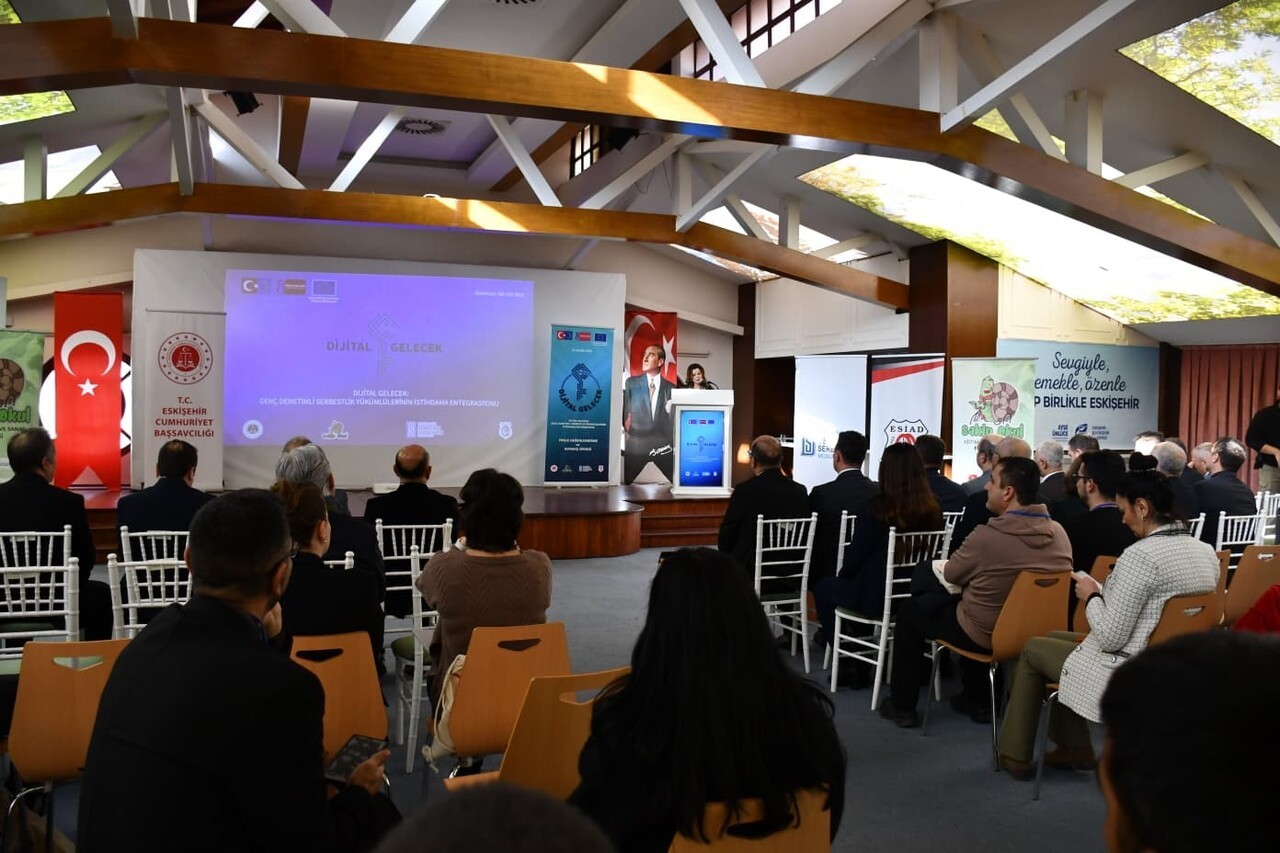 ESKİŞEHİR'DE DENETİMLİ SERBESTLİK YÜKÜMLÜLERİNİN DİJİTAL DÜNYAYA UYUM SAĞLAMASI VE TOPLUMA YENİDEN...