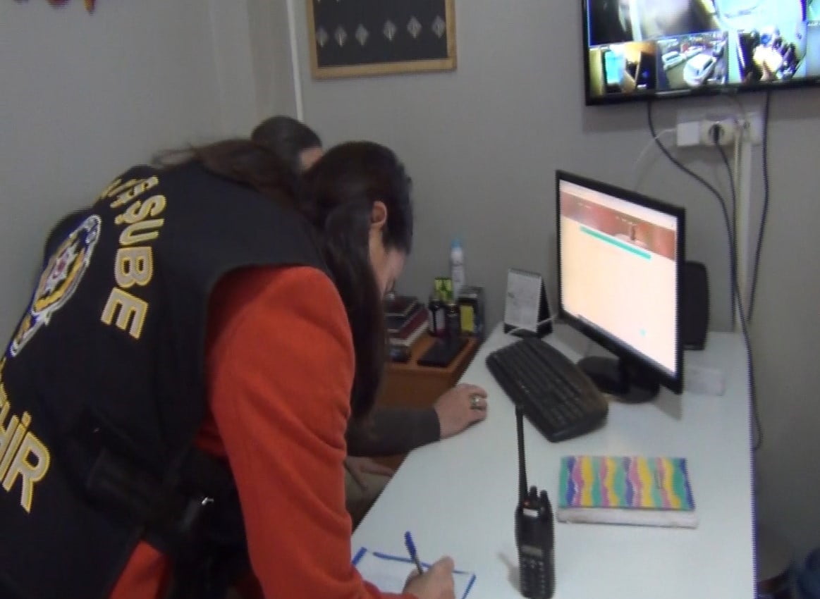 ESKİŞEHİR'DE GÜNÜBİRLİK KİRALANAN EVLERE YÖNELİK YAPILAN POLİS DENETİMİNDE, KİMLİK BİLDİRİM...