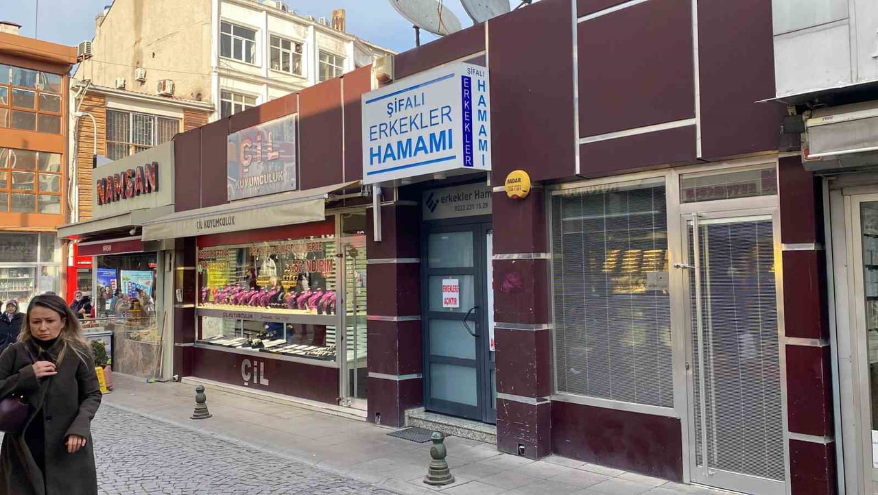 ESKİŞEHİR'DE HAMAMDA DÜŞMESİ SONUCUNDA OMZU ÇIKAN VATANDAŞ, AMBULANSLA HASTANEYE KALDIRILDI.