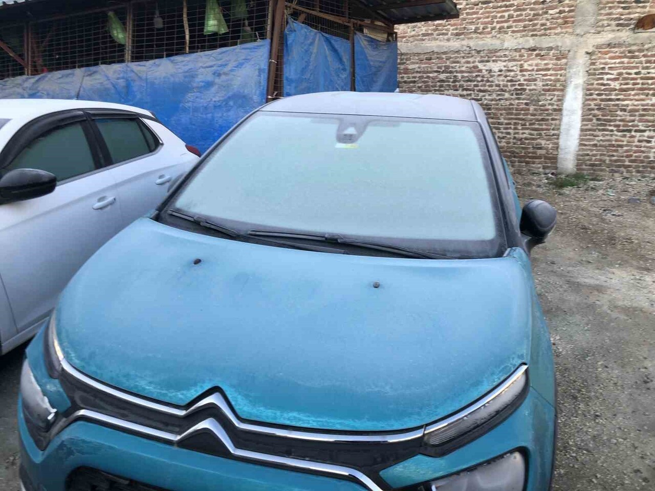 ESKİŞEHİR'DE HAVA SICAKLIKLARIN EN DÜŞÜK OLDUĞU SABAH SAATLERİNDE ARABALARIN CAMLARINDA BUZLANMA...