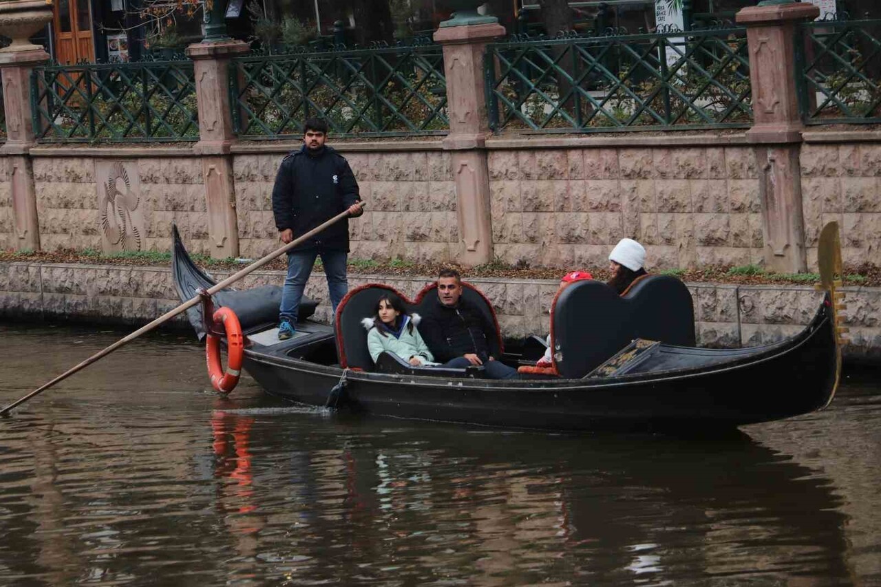 ESKİŞEHİR'DE HAVA SICAKLIKLARININ DÜŞMESİYLE BİRLİKTE DONDURUCU SOĞUKLAR ETKİSİNİ GÖSTERİRKEN...