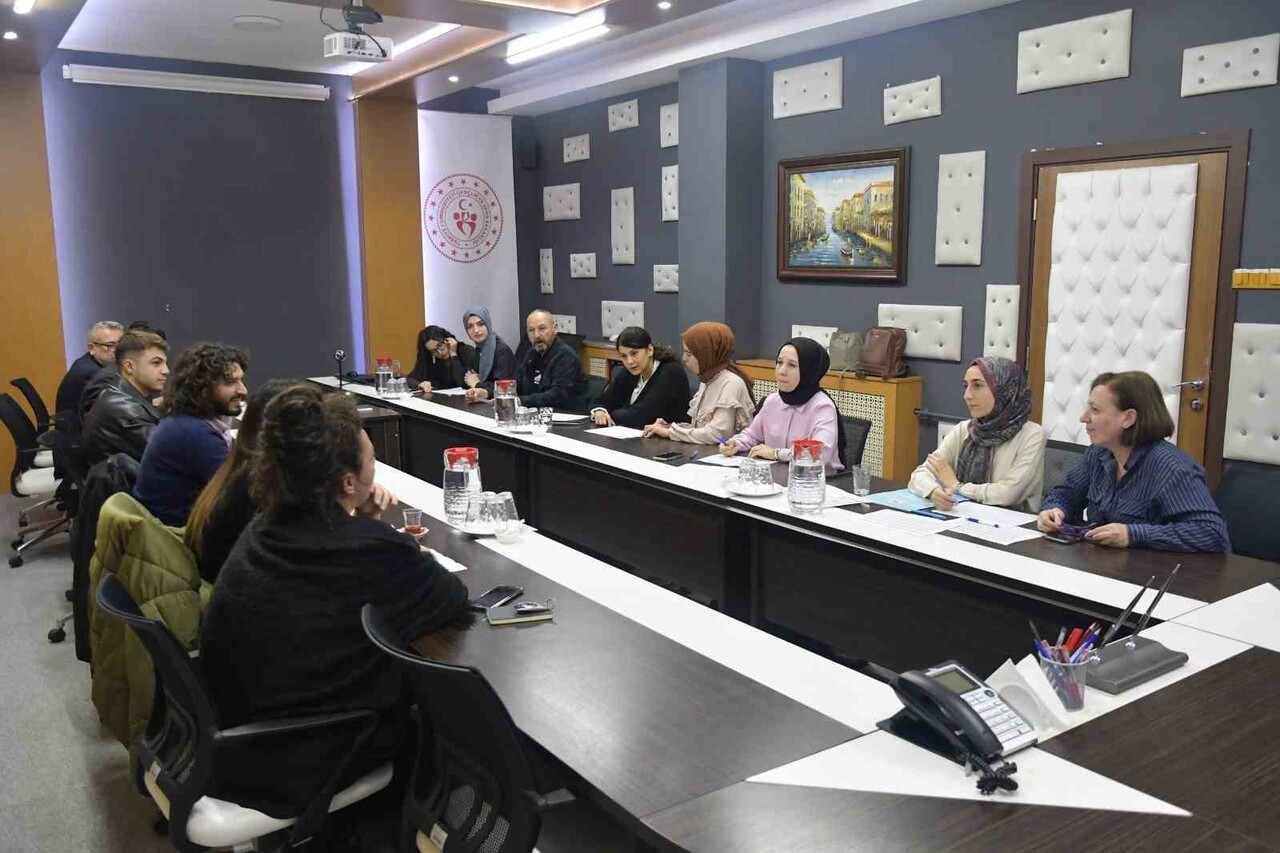 ESKİŞEHİR'DE HER AY 2 FARKLI YURTTA YEMEKHANE PERSONELLERİ, YURT İDARESİ VE ÖĞRENCİLERİN...