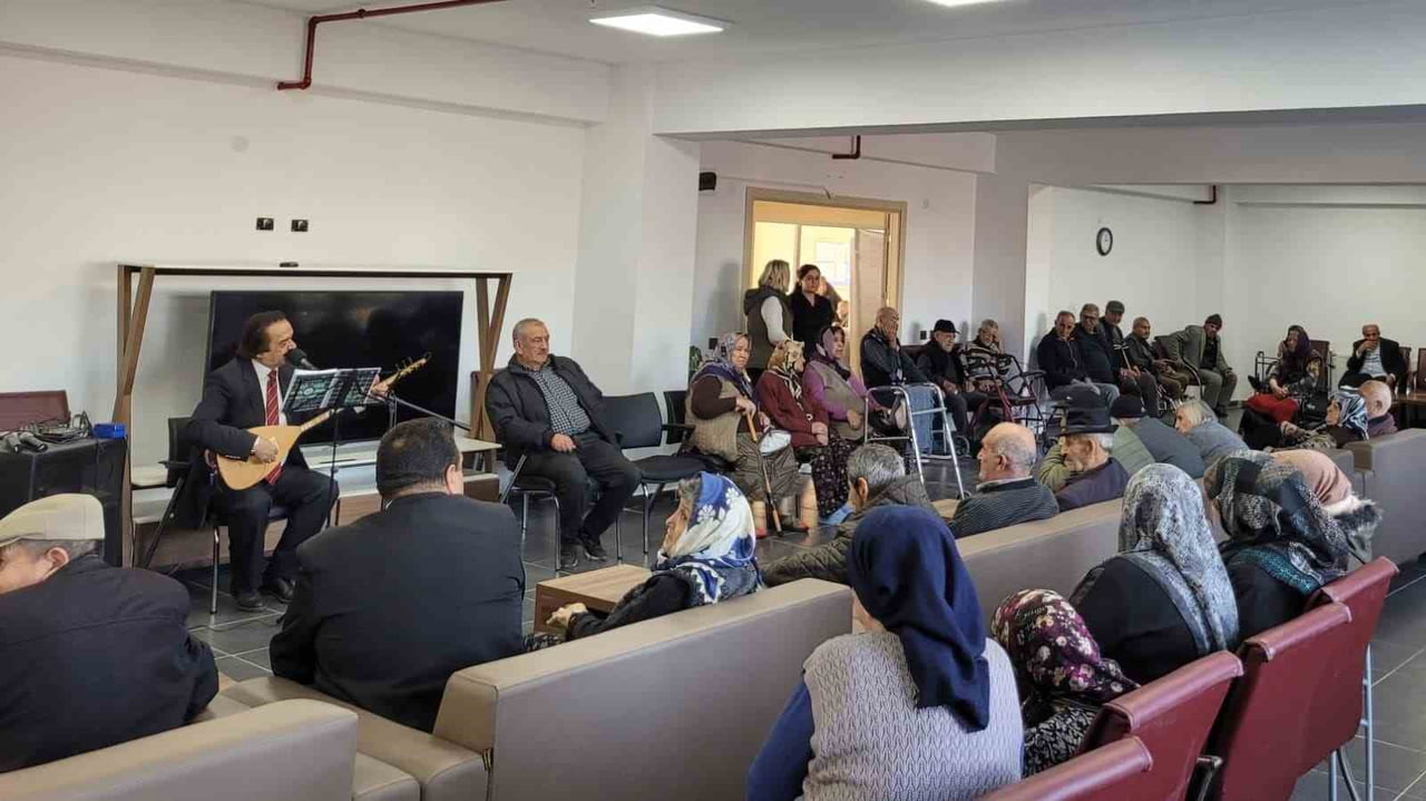 ESKİŞEHİR'DE HUZUREVİNDE KALAN YAŞLILAR, SANATÇI YAŞAR AYDIN'IN ŞARKILARIYLA KEYİFLİ VAKİT...