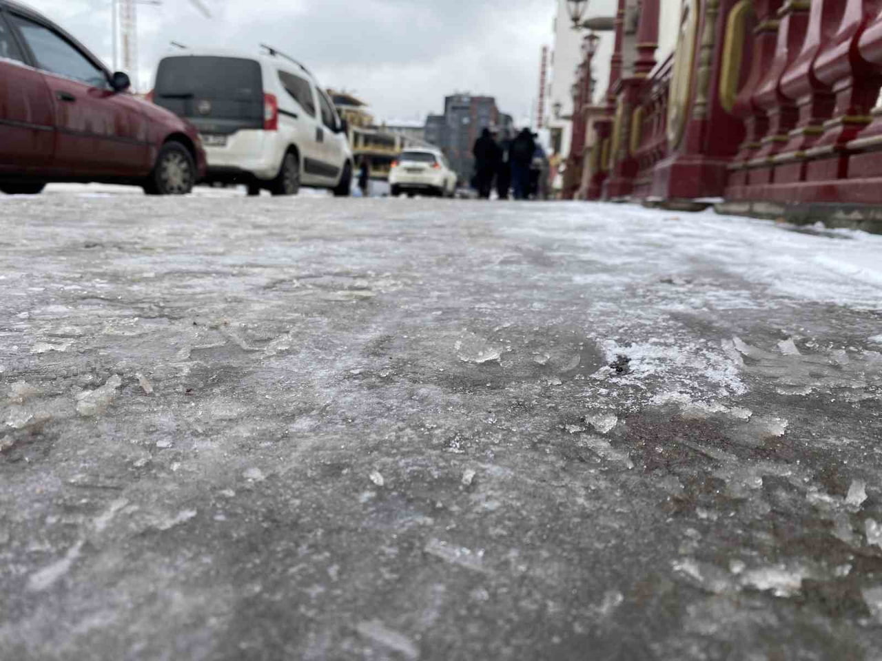 ESKİŞEHİR'DE KAR YAĞIŞI SONRASI BUZ TUTAN KALDIRIMLAR YAYALARA ZOR ANLAR YAŞATTI.