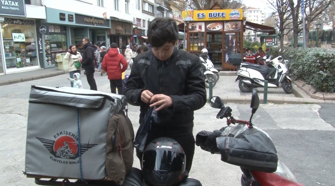 ESKİŞEHİR'DE KIŞ MEVSİMİNDE ZORLU ÇALIŞMA ŞARTLARINI ANLATAN KURYELER, SOĞUK HAVALARDA SÜREKLİ...