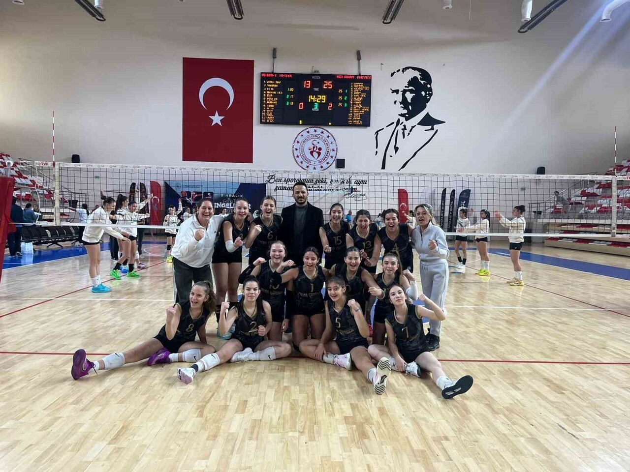 ESKİŞEHİR'DE MELAHAT ÜNÜGÜR ORTAOKULU ÖĞRENCİLERİ, VOLEYBOL YILDIZ KIZ KATEGORİSİNDE FİNALE...
