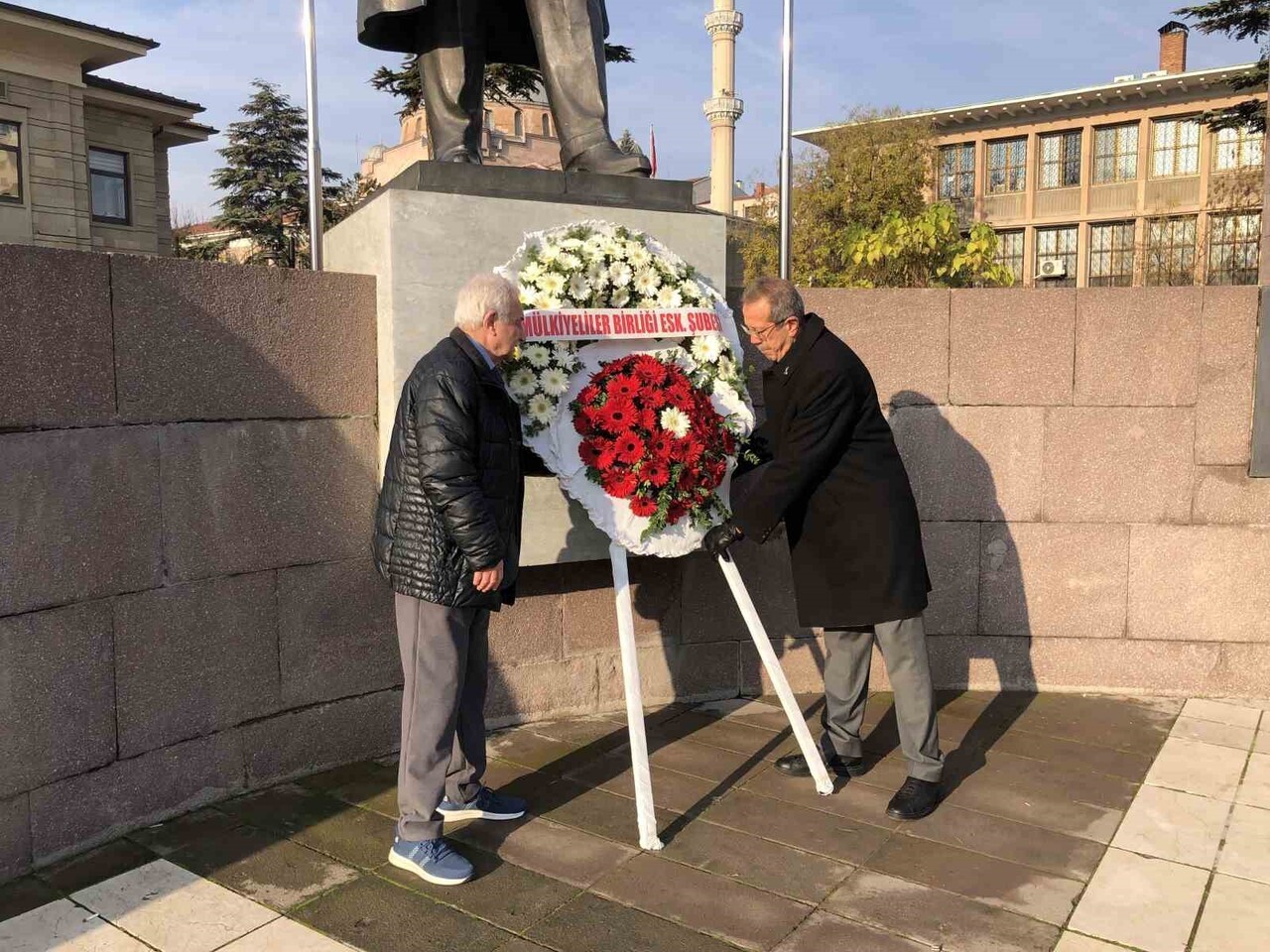 ESKİŞEHİR'DE MÜLKİYELİLER BİRLİĞİ DERNEĞİ'NİN 166'NCI YILI DOLAYISIYLA VİLAYET MEYDANINDA ÇELENK...