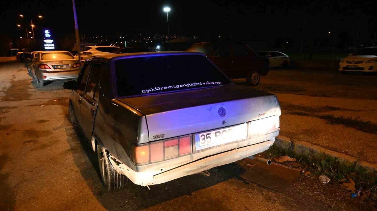 ESKİŞEHİR'DE POLİSİN 'DUR' İHTARINA UYMAYAN VE KAÇARKEN YOL KENARINA BİR PAKET ATTIĞI İDDİA EDİLEN...