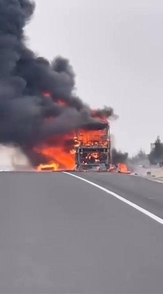 ESKİŞEHİR'DE SEYİR HALİNDEYKEN MOTOR KISMINDAN YANMAYA BAŞLAYAN YOLCU OTOBÜSÜ ALEVLERE TESLİM...