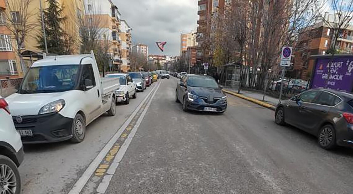 ESKİŞEHİR'DE TRAFİK YOĞUNLUĞUNDAN KAÇMAK İÇİN KURALLARI HİÇE SAYARAK TERS YÖNE GİREN OTOMOBİL...