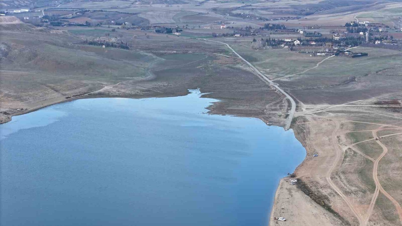 ESKİŞEHİR'DEKİ KESKİN BARAJI'NIN 2 YIL ARAYLA ÇEKİLEN DRON GÖRÜNTÜLERİ KURAKLIK SORUNUNU BİR KEZ...