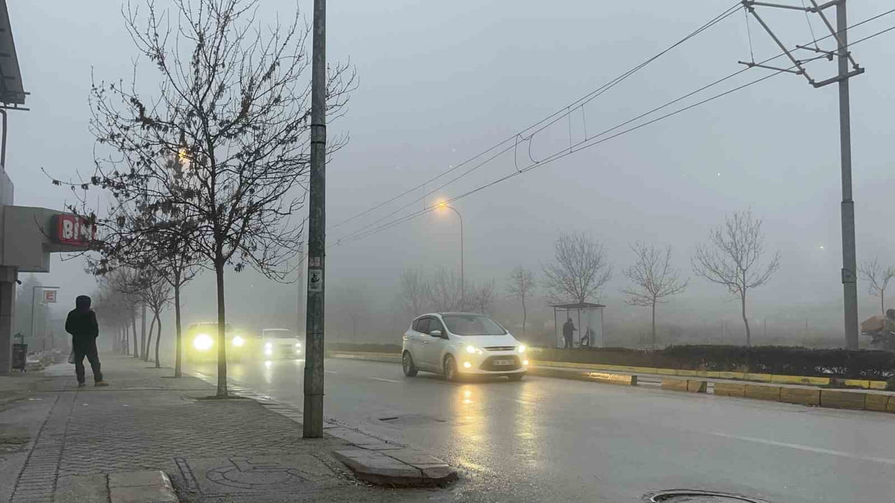 ESKİŞEHİR'İN YÜKSEK KESİMLERİNDE SABAH SAATLERİNDE ETKİLİ OLAN SİS ARAÇLARIN GÖRÜŞLERİNİ...