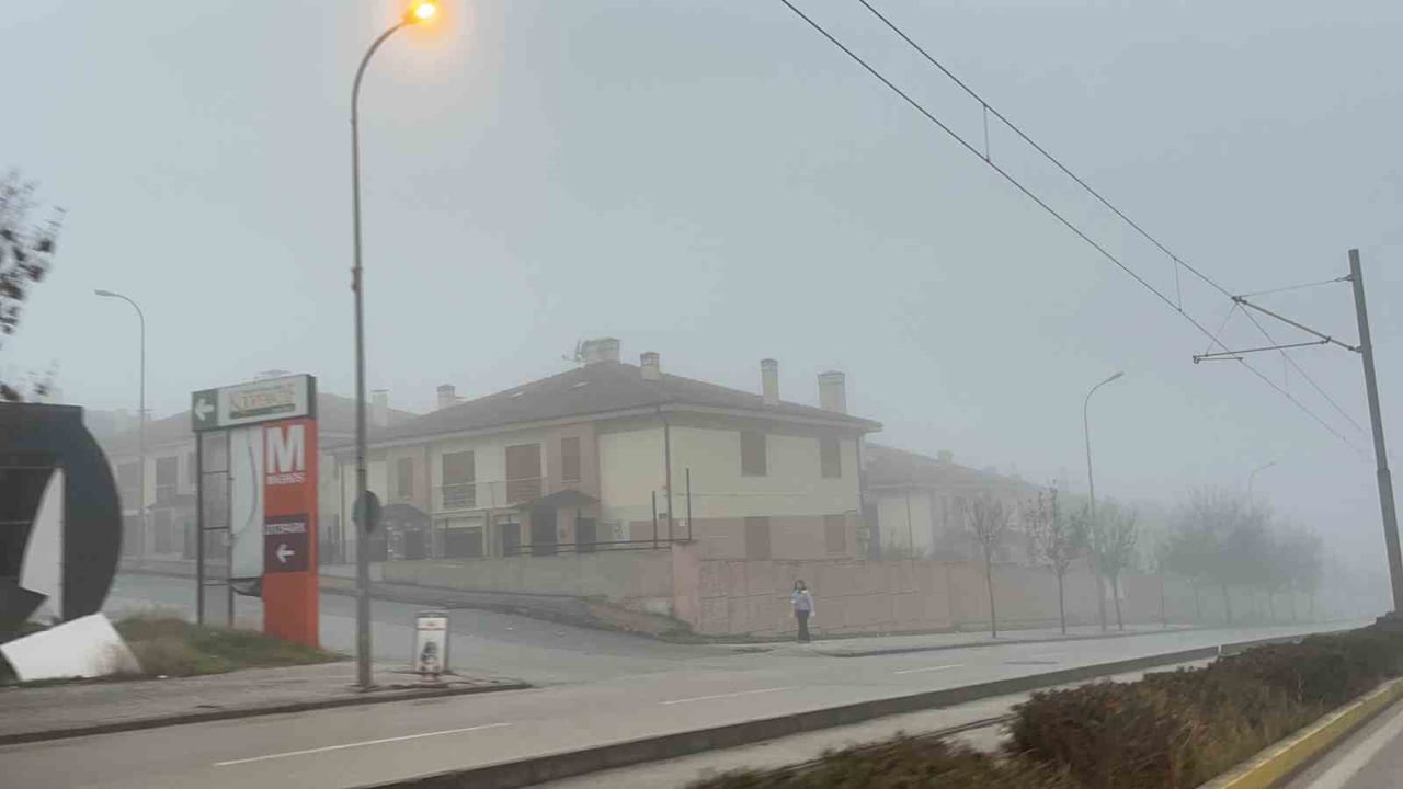 ESKİŞEHİR'İN YÜKSEK KESİMLERİNDE SABAH SAATLERİNDE ETKİLİ OLAN SİS ARAÇLARIN GÖRÜŞLERİNİ...