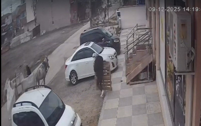 ESKİŞEHİR’DE BİR BİNA ÖNÜNDEN MALZEME ALIRKEN UYARILAN VE UZAKLAŞAN ŞAHIS, DAKİKALAR SONRA BU KEZ...