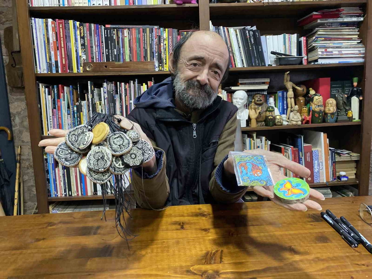 ESKİŞEHİR’DE ESKİDEN KARİKATÜRCÜ OLAN VE HALA SEVEREK ÇİZİM YAPMAYA DEVAM EDEN 60 YAŞINDAKİ FURKAN...