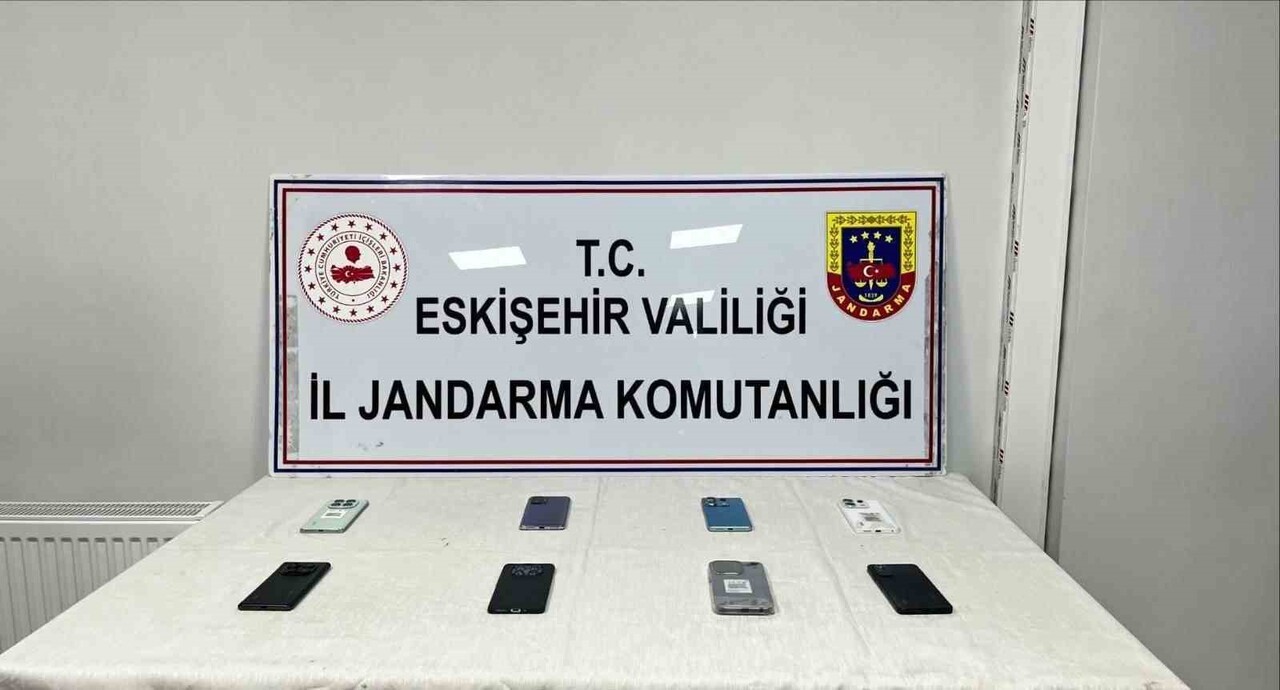 ESKİŞEHİR’DE JANDARMA EKİPLERİNCE YAPILAN ÇALIŞMALARDA KAÇAK TÜTÜN VE CEP TELEFONU SATIŞI YAPMAYA...