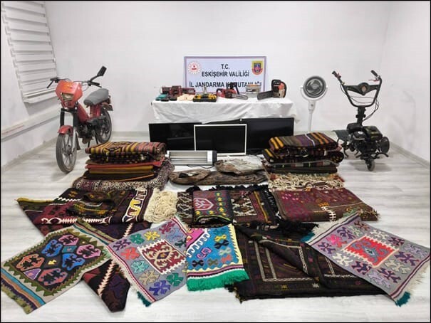 ESKİŞEHİR’DE KENDİLERİNİ MEZARCI OLARAK TANITTIKTAN SONRA 20 EVDE HIRSIZLIK YAPAN ŞÜPHELİLER...