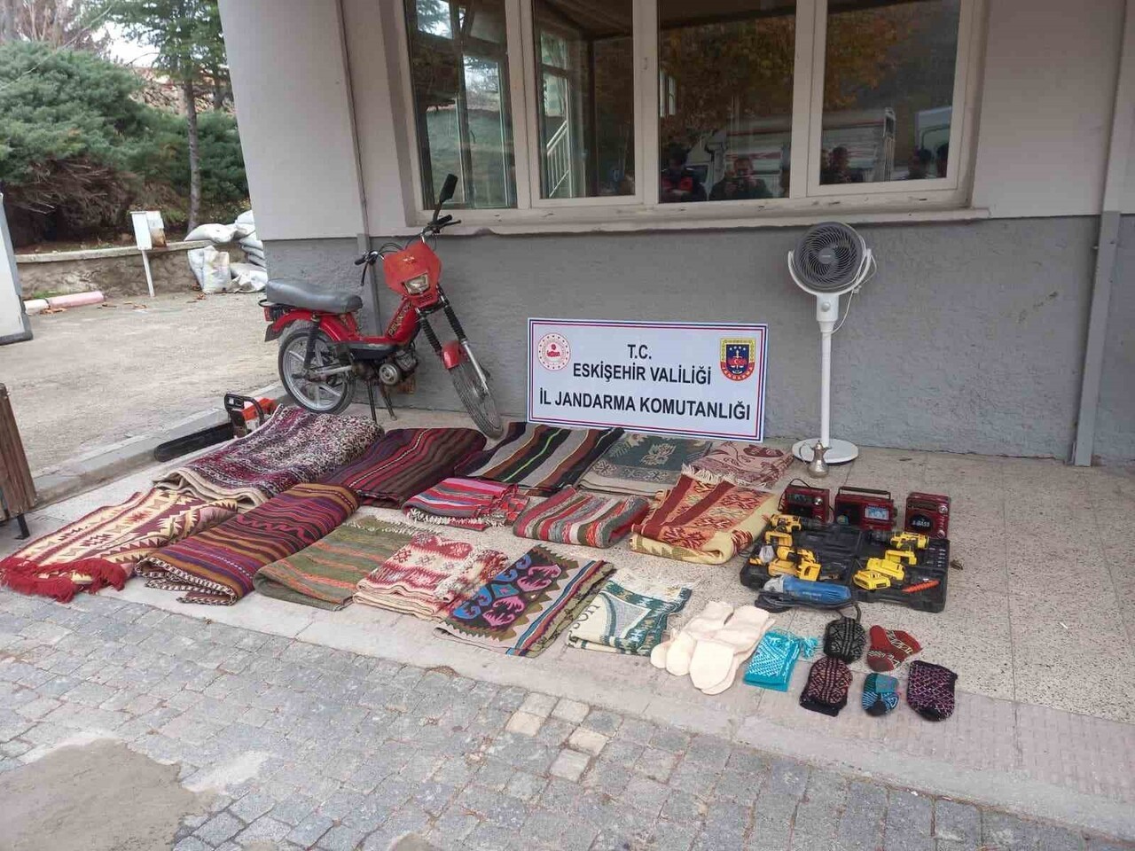 ESKİŞEHİR’DE KENDİLERİNİ MEZARCI OLARAK TANITTIKTAN SONRA 20 EVDE HIRSIZLIK YAPAN ŞÜPHELİLER...