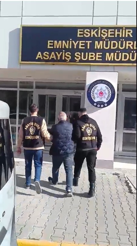 ESKİŞEHİR’DE POLİS EKİPLERİNCE YAPILAN ÇALIŞMADA 5 YIL KESİNLEŞMİŞ HAPİS CEZASI OLAN ŞAHIS...